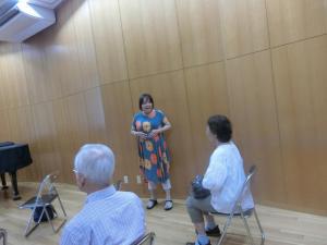 質問に丁寧に答える先生