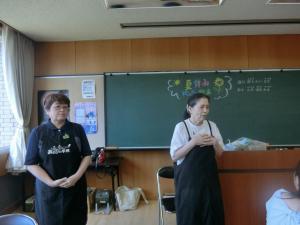 講師の鈴木あおい先生(右)と助手の山本倍世先(左)