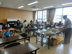 説明を聞くる子供たちと保護者