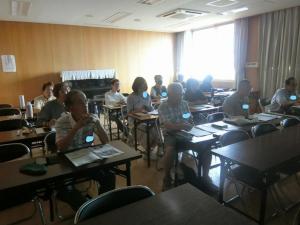 先生の話を熱心に聞く皆さん