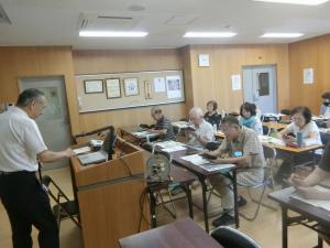 スマホを見ながら操作する皆さん