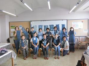 最後に皆で作品を見せ合い笑顔で集合写真