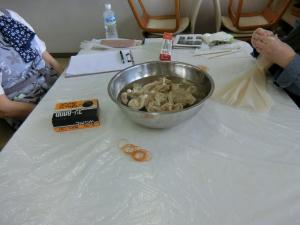 まず初めに20～30分水に浸し水分を含ませます