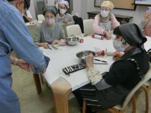 腸詰めのやり方を指導