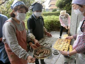 ダンボールで燻製したものができあがりました