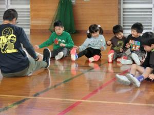 座ったまま前に進む運動