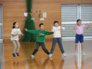 その場でジャンプしながら手足を開く運動