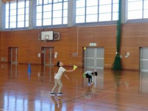 ボールをメガホンでキャッチする様子