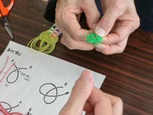 先生からコツを手ほどき