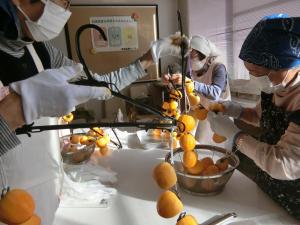 ハンガーを利用して柿を吊るしました