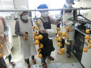 殺菌消毒のため焼酎を霧吹き