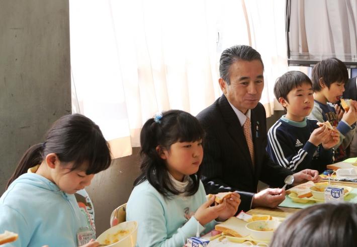 児童と給食をいただく市長