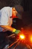 鉄をうつ鍛冶屋の人
