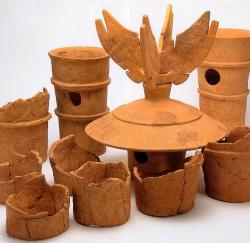 きぬがさ形埴輪などの出土品