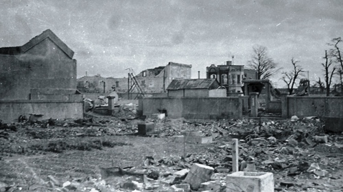 焼け野原となった市の中心部。現在の板屋町、広小路を西へ入った浜松郵便局の北側あたり。