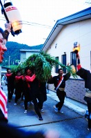 つなん曳きの竜を担ぐ人たち