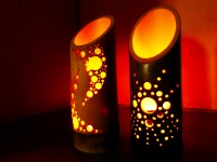 明かりが灯された竹灯篭