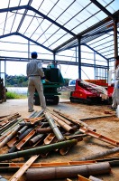 竹を破砕機にかける区役所職員