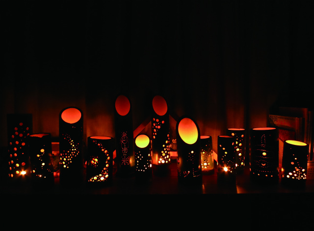 温かい光で照らされた竹灯籠