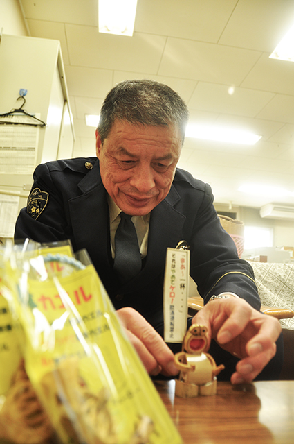 手作りのお守りを手にする人