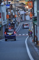 夕暮れ時に下校する子どもたち