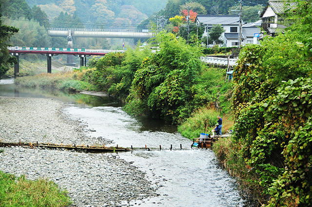 阿多古川にかけられたやな