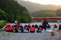 気田川に腰を下ろす男衆