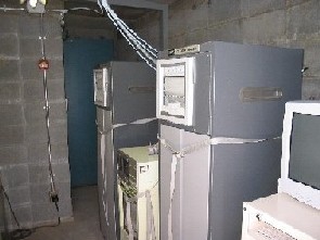 写真:測定局舎内の大気汚染自動測定装置