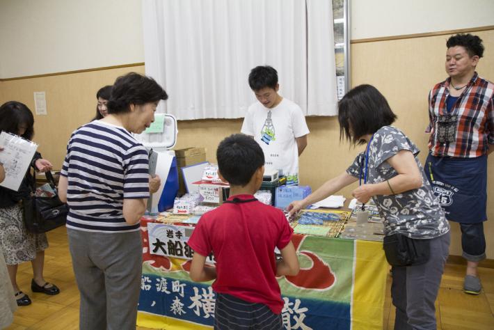 手ぬぐいやシリコンバンドなどを販売「横道商店」