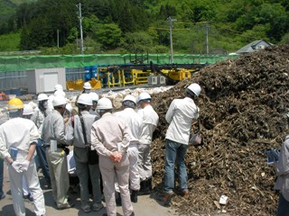 大槌町の災害廃棄物を現地視察する住民2