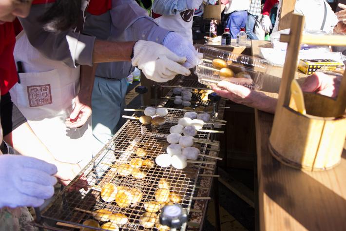 昔ながらの「はりつけ餅」を買い求める人々2