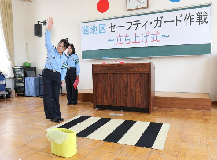 交通教室で横断歩道の渡り方を説明する指導員