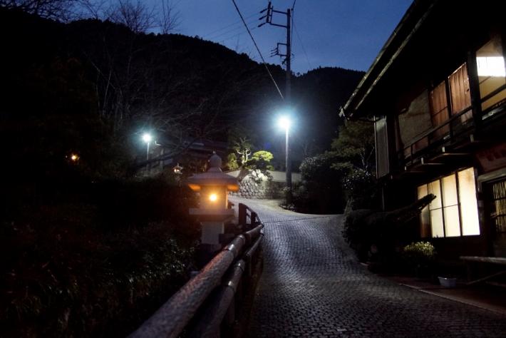 秋葉常夜燈の光