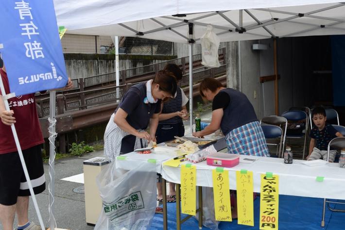 じゃがた料理を振る舞う様子