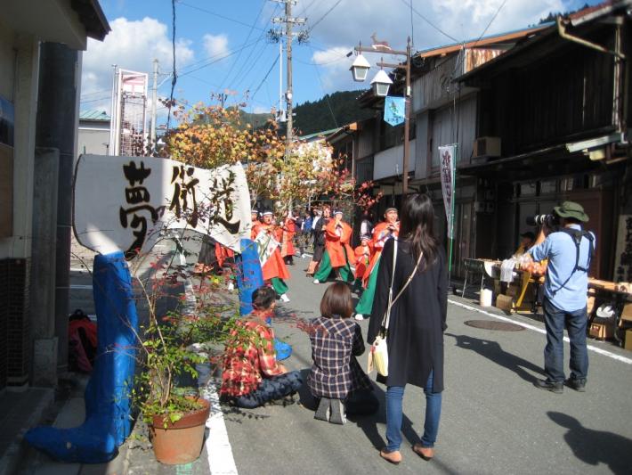 練り歩きの様子