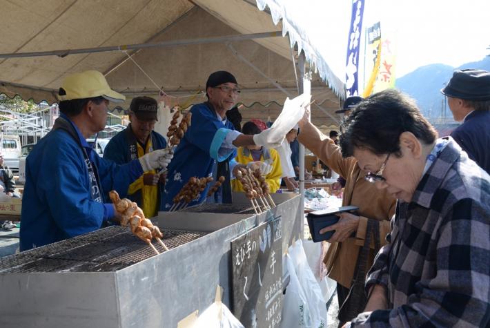 串芋を売る様子