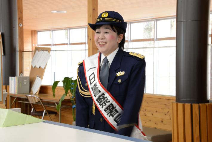 窓口にて呼びかけを行う八幡カオルさん