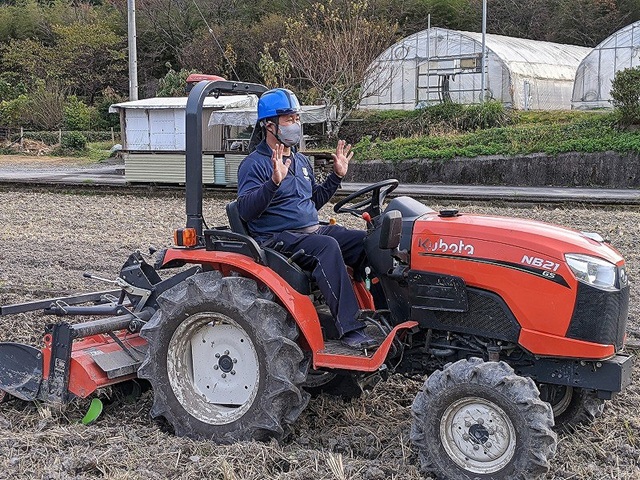 自動操舵トラクターによる耕うん