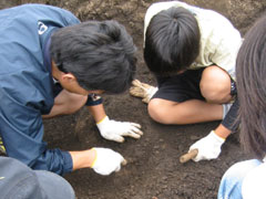 土器を発見した子どもたち