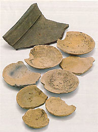 常滑焼破片とかわらけ（写真）