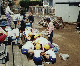 出土品を洗う滝沢小学校の児童