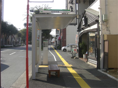 写真：歩道高を15cmとし、ベンチ及び上屋を設置した例